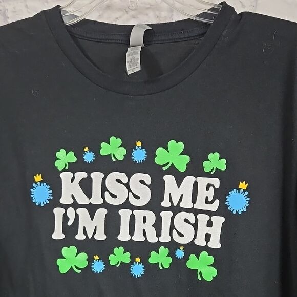 Kiss Me I'm Irish ☘️ Shamrock Tee St Patrick's Day Black Clover T-Shirt Unisex - Picture 2 of 6